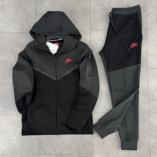 ست سویشرت شلوار نایک تکفلیس (NIKE TECH FLEECE 2025) رنگ مشکی نوک مدادی لوگو قرمز سایز L